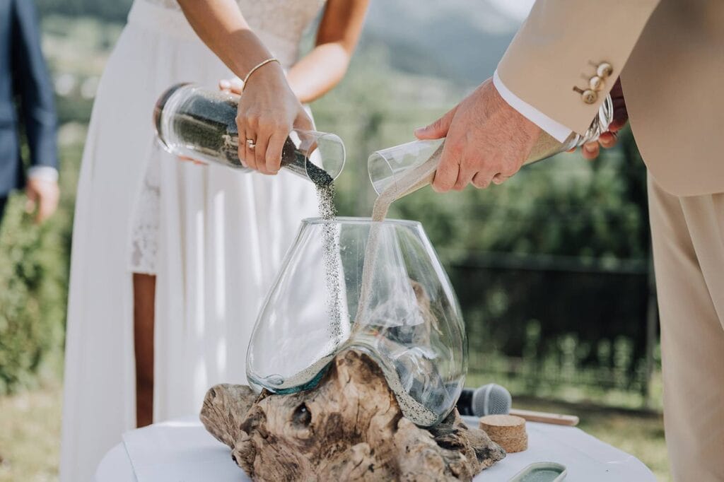 Handfasting, cérémonie du sable, thé… Ces rituels du monde qui subliment une cérémonie de mariage