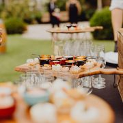 Pièces apéritives présentées sur la table à côté du champ