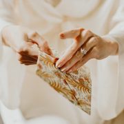 Le faire-part dans les mains de la mariée